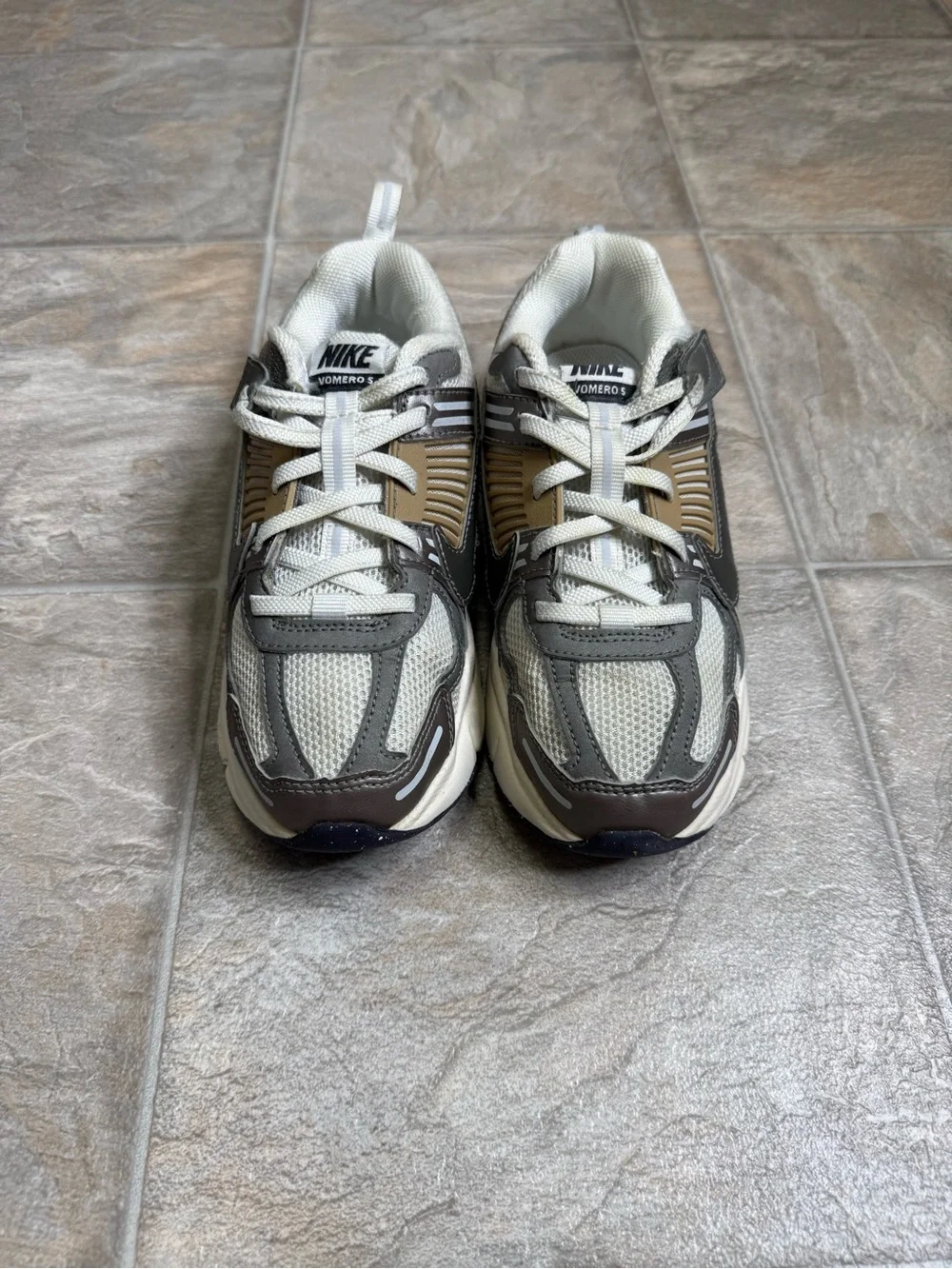 Nike Zoom Vomero 5 Metallic Pewter PS Shoe Size 1.5Y Gold HF6999-004 Preowned